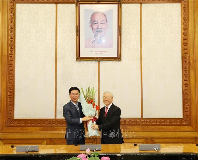 Photo: Party General Secretary, State President Nguyen Phu Trong presents flowers congratulating Politburo member Vo Van Thuong who is assigned as Permanent member of the Party Central Committee’s Secretariat. VNA Photo: Trí Dũng  