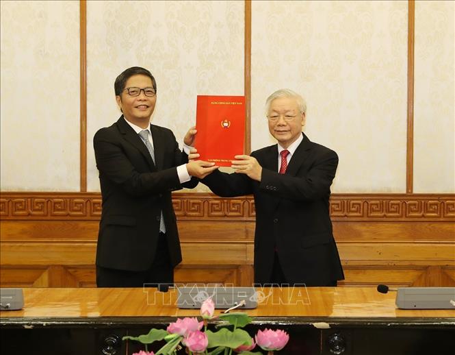 Photo: Party General Secretary, State President Nguyen Phu Trong hands the decision to assign Politburo member Tran Tuan Anh as Chairman of the Party Central Committee’s Economic Commissions. VNA Photo: Trí Dũng  