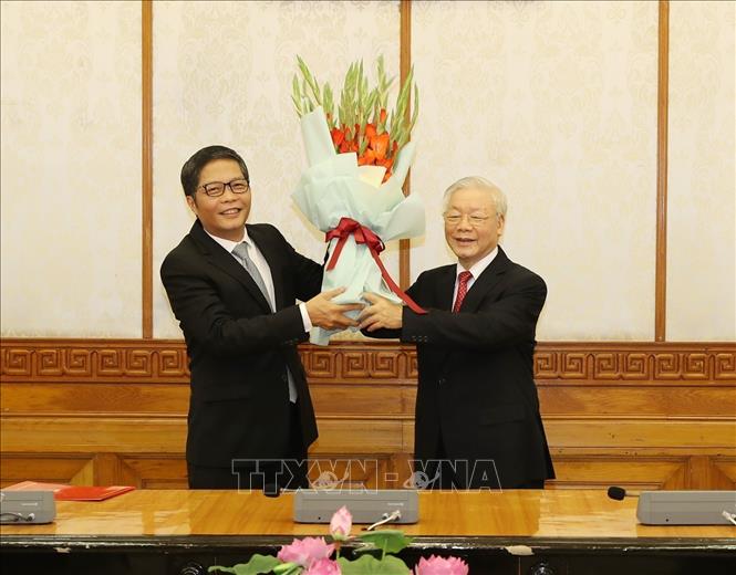 Photo: Party General Secretary, State President Nguyen Phu Trong presents flowers congratulating Politburo member Tran Tuan Anh who is assigned as Chairman of the Party Central Committee’s Economic Commissions. VNA Photo: Trí Dũng  