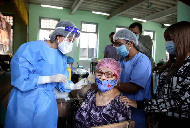 Trong ảnh: Tiêm vaccine ngừa COVID-19 cho người dân tại Yangon, Myanmar ngày 5/2/2021. Ảnh: THX/TTXVN