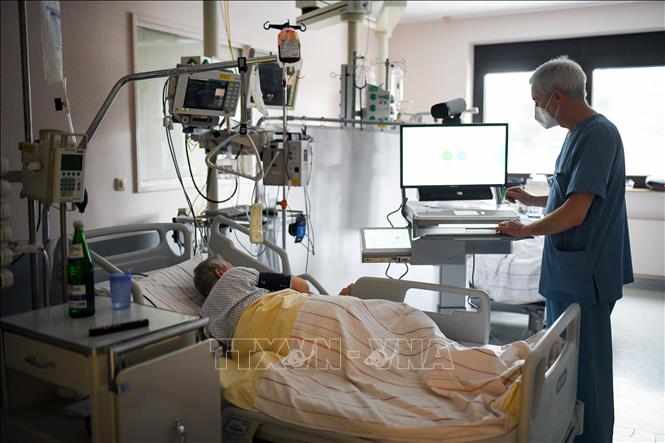 Trong ảnh: Nhân viên y tế chăm sóc bệnh nhân mắc COVID-19 tại một bệnh viện ở Stolberg, Đức ngày 26/1/2021. Ảnh: AFP/TTXVN