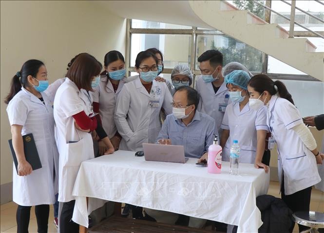 Trong ảnh: Bác sĩ, chuyên gia đầu ngành của Bộ Yế đang tập huấn kiến thức, kỹ năng cho đội ngũ y, bác sĩ trực tiếp làm việc tại Bệnh viện dã chiến. Ảnh: Xuân Tiến-TTXVN.
