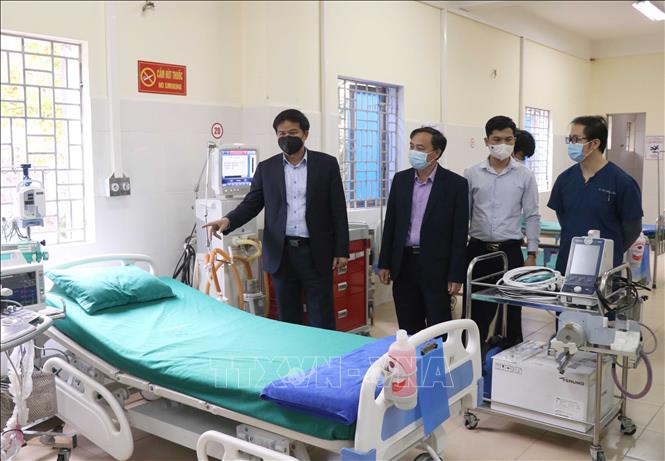 Trong ảnh: Lãnh đạo Bệnh viện Bạch Mai kiểm tra, giới thuyết hệ thống máy móc, trang thiết bị y tế hiện đại được Bộ Y tế hỗ trợ, chi viện cho tỉnh Điện Biên. Ảnh: Xuân Tiến-TTXVN.