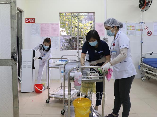Trong ảnh: Gấp rút hoàn tất các công việc cấp thiết để sớm đón bệnh nhân Covid-19 điều trị tại Bệnh viện dã chiến. Ảnh: Xuân Tiến-TTXVN.