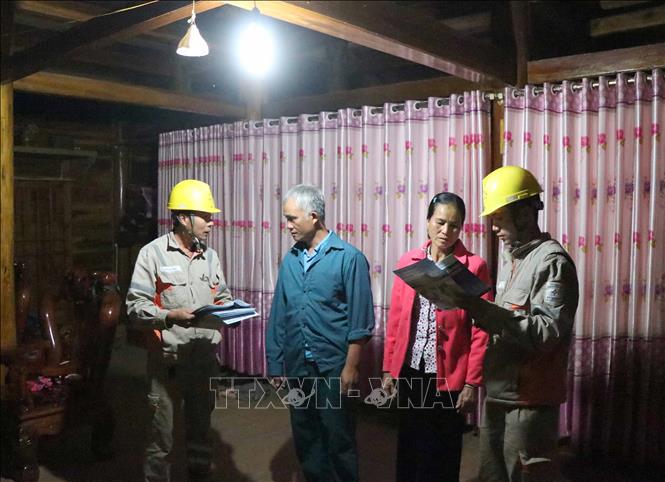 Trong ảnh: Cán bộ kỹ thuật Công ty Điện lực Điện Biên tuyên truyền, hướng dẫn cho người dân sử dụng điện an toàn, tiết kiệm, hiệu quả. Ảnh: Xuân Tiến - TTXVN

