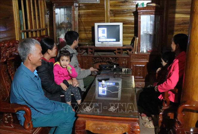 Trong ảnh: Niềm vui của người dân bản Yên khi được sử dụng nguồn điện lưới quốc gia thắp sáng gia đình, hưởng thu tinh thần qua các thiết bị nghe nhìn. Ảnh: Xuân Tiến - TTXVN