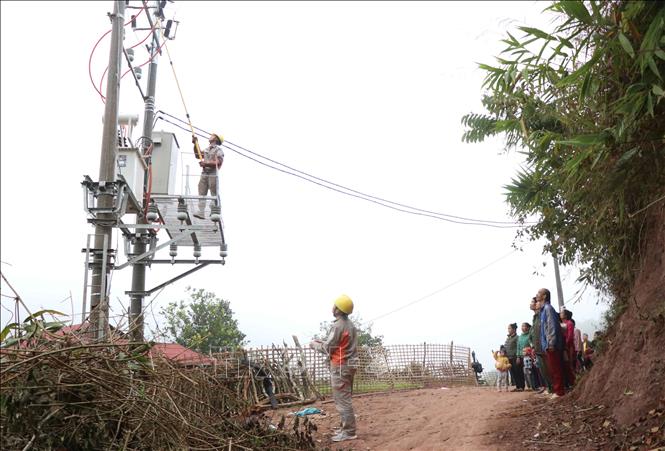 Trong ảnh: Đông đảo người dân bản Yên chứng kiến cán bộ kỹ thuật của Công ty Điện lực Điện Biên đóng điện trạm biến áp. Ảnh: Xuân Tiến - TTXVN