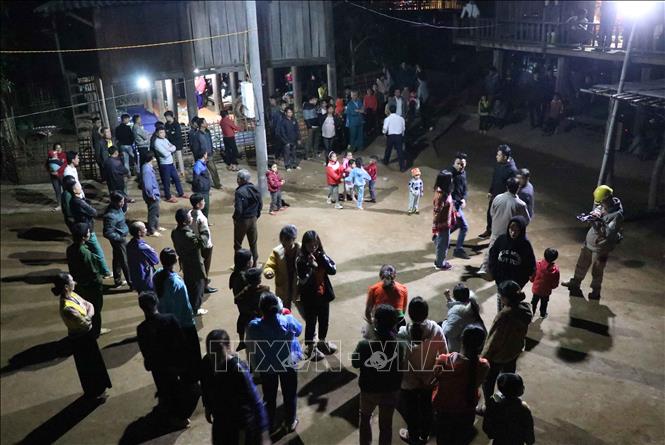 Trong ảnh: Bà con nhân dân bản Yên tề tựu đông đủ với niềm hạnh phúc khi bản làng có điện lưới quốc gia thắp sáng. Ảnh: Xuân Tiến- TTXVN