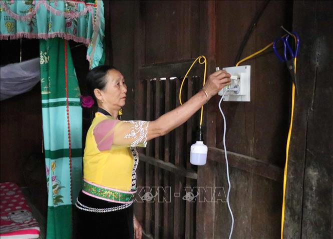 Trong ảnh: Người dân bản Yên (xã Mường Toong, huyện Mường Nhé, tỉnh Điện Biên) sử dụng điện lưới quốc gia. Ảnh: Xuân Tiến- TTXVN
