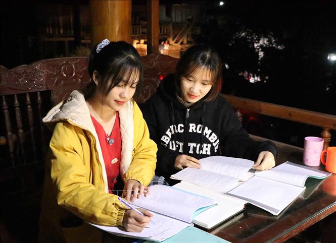 Trong ảnh: Học sinh cấp 3 Trường PHTH Mường Nhé sinh sống ở bản Yên sử dụng nguồn điện lưới quốc gia thắp sáng để học bài, thay cho việc phải sử dụng nến, đèn dầu thắp sáng như trước đây. Ảnh: Xuân Tiến – TTXVN