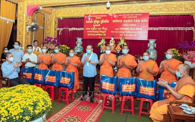 Phó Thủ tướng Thường trực Trương Hòa Bình tặng quà Tết cho ...