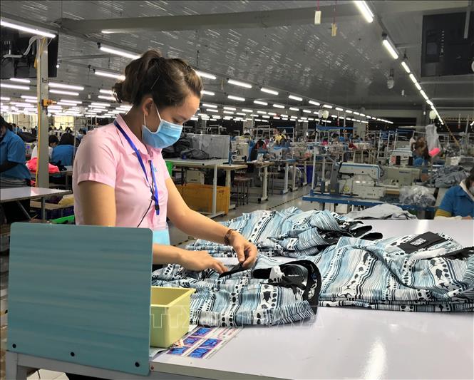 Trong ảnh: Dù đã gần Tết, nhưng công nhân nhà máy vẫn luôn đảm bảo sản xuất. Ảnh: Thanh Thủy-TTXVN