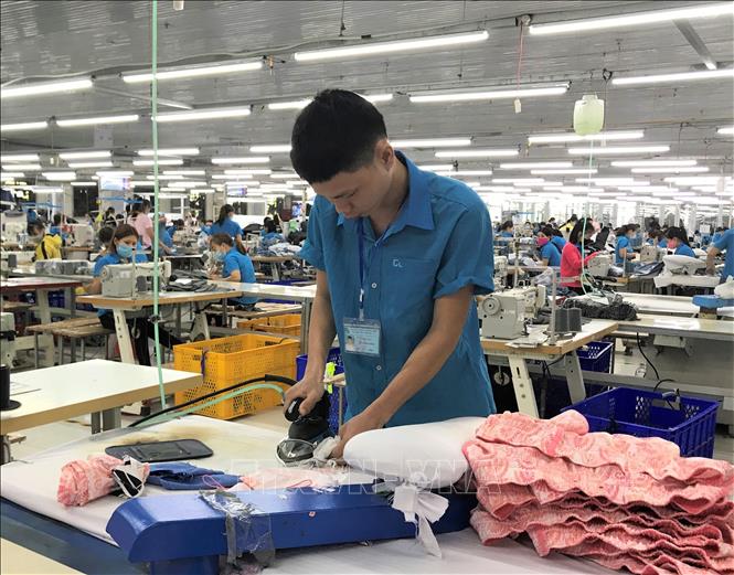 Trong ảnh: Dù đã gần Tết, nhưng công nhân nhà máy vẫn luôn đảm bảo sản xuất. Ảnh: Thanh Thủy-TTXVN