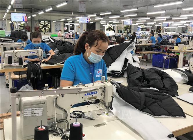 Trong ảnh: Dù đã gần Tết, nhưng công nhân nhà máy vẫn luôn đảm bảo sản xuất. Ảnh: Thanh Thủy-TTXVN