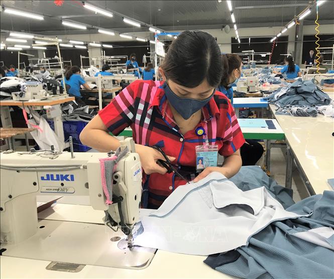 Trong ảnh: Dù đã gần Tết, nhưng công nhân nhà máy vẫn luôn đảm bảo sản xuất. Ảnh: Thanh Thủy-TTXVN