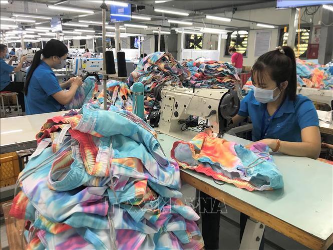 Trong ảnh: Mặt hàng sản xuất chủ yếu của nhà máy là áo quần thời trang và đồ bảo hộ lao động. Ảnh: Thanh Thủy-TTXVN
