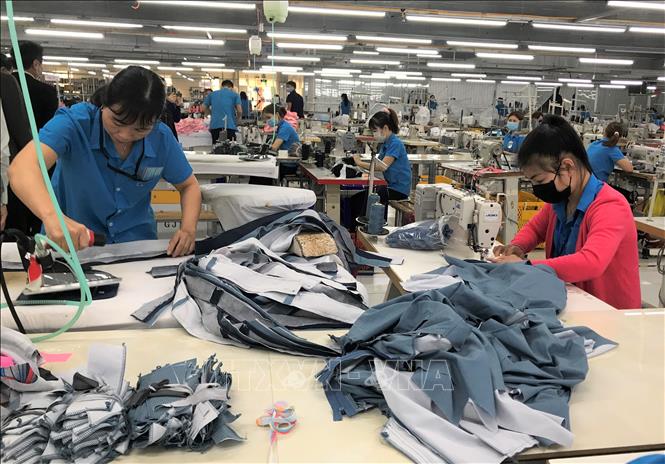 Trong ảnh: Dù đã gần Tết, nhưng công nhân nhà máy vẫn luôn đảm bảo sản xuất. Ảnh: Thanh Thủy-TTXVN