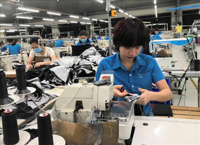 Trong ảnh: Không khí sản xuất tại các công xưởng ngày cận Tết vô cùng khẩn trương để kịp các đơn hàng. Ảnh: Thanh Thủy-TTXVN 