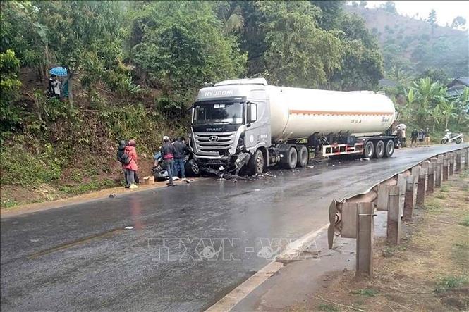 Trong ảnh: Hiện trường vụ tai nạn khiến 1 người tử vong, 6 người bị thương trên Quốc lộ 6, tỉnh Sơn La. Ảnh: TTXVN phát