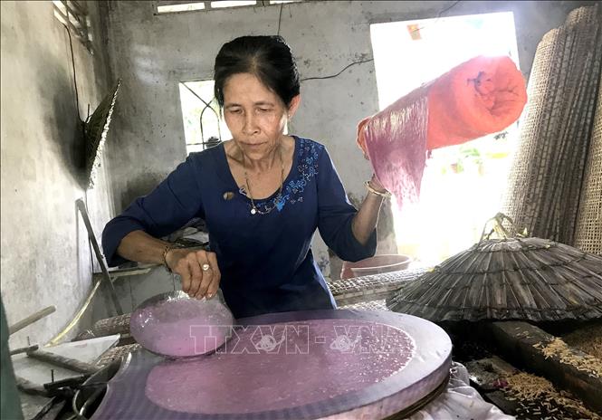 Trong ảnh: Bà Trần Thị Thúy Liễu, xã Lục Sĩ Thành, huyện Trà Ôn, tỉnh Vĩnh Long sáng tạo ra chiếc bánh tráng thanh long với hương vị và màu sắc hấp dẫn. Ảnh: Lê Thúy Hằng – TTXVN.