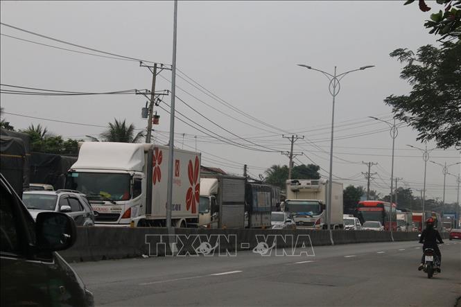 Trong ảnh: Phương tiện ùn tắc kéo dài theo chiều từ miền Tây về Thành phố Hồ Chí Minh. Ảnh: Minh Trí-TTXVN