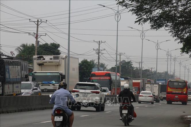 Trong ảnh: Ùn tắc kéo dài theo chiều từ miền Tây về Thành phố Hồ Chí Minh. Ảnh: Minh Trí-TTXVN