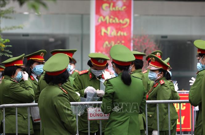 Trong ảnh: Lực lượng công an quận Nam Từ Liêm được tăng cường để đảm bảo an ninh. Ảnh: Thành Đạt - TTXVN
