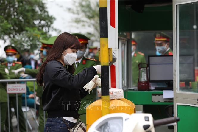 Trong ảnh: Người dân gửi đồ vào trong cho người thân đều phải kiểm tra cẩn thận đảm bảo an toàn phòng chống dịch. Ảnh: Thành Đạt - TTXVN