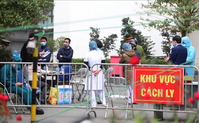 Trong ảnh: Lực lượng công an và y tế được tăng cường để nhanh chóng lấy mẫu xét nghiệm cũng như thông tin dịch tễ của các cư dân tòa A và B của chung cư. Ảnh: Thành Đạt - TTXVN