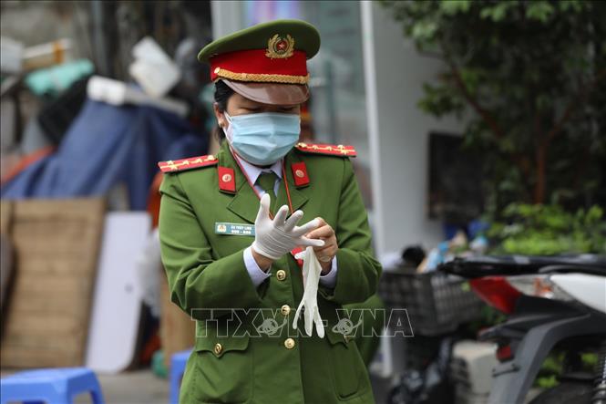 Trong ảnh: Lực lượng công an quận Nam Từ Liêm trang bị đồ phòng chống dịch khi làm việc tại đây. Ảnh: Thành Đạt - TTXVN