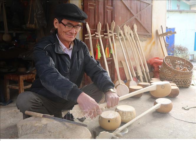 Trong ảnh: Nghệ nhân Trương Văn Đức (tổ 3, phường Hòa Chung, thành phố Cao Bằng, tỉnh Cao Bằng) say mê với nghề chế tác đàn tính. Ảnh: Chu Hiệu - TTXVN