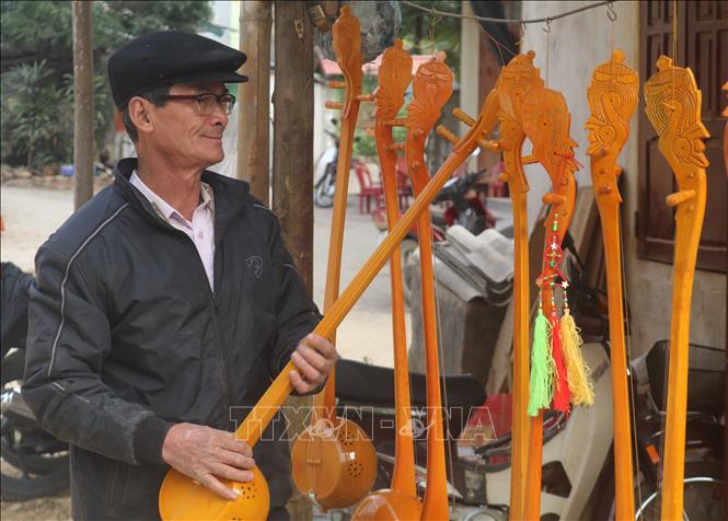 Trong ảnh: Nghệ nhân Trương Văn Đức (tổ 3, phường Hòa Chung, thành phố Cao Bằng, tỉnh Cao Bằng) bên những cây đàn tính do ông làm ra. Ảnh: Chu Hiệu - TTXVN