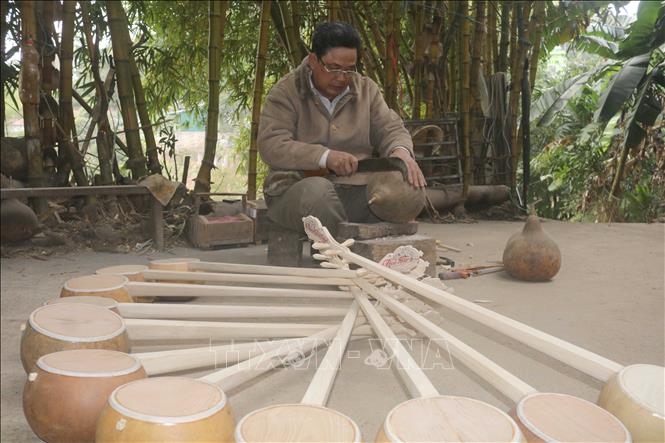 Trong ảnh: Nghệ nhân chế tác đàn tính Triệu Đức Môn (tổ 17, phường Sông Hiến, Thành phố Cao Bằng, tỉnh Cao Bằng). Ảnh: Chu Hiệu - TTXVN