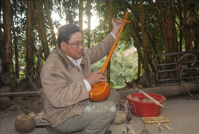 Trong ảnh: Nghệ nhân chế tác đàn tính Triệu Đức Môn (tổ 17, phường Sông Hiến, Thành phố Cao Bằng, tỉnh Cao Bằng). Ảnh: Chu Hiệu - TTXVN