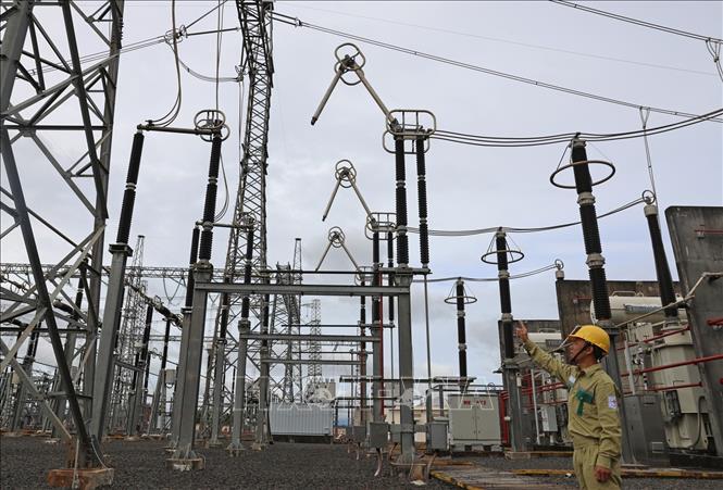  Trong ảnh: Vận hành lưới điện truyền tải tại trạm biến áp 500kV Đak Nông. Ảnh: Ngọc Hà - TTXVN