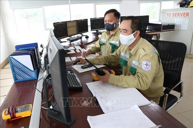 Trong ảnh: Vận hành lưới điện truyền tải tại trạm biến áp 500kV Đak Nông. Ảnh: Ngọc Hà - TTXVN