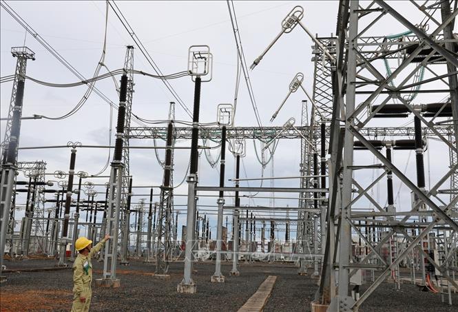 Trong ảnh:Vận hành lưới điện truyền tải tại trạm biến áp 500kV Đak Nông. Ảnh: Ngọc Hà - TTXVN