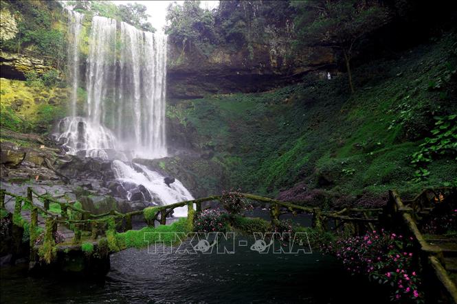 Trong ảnh: Thác Dambri vẫn còn đậm chất hoang sơ. Ảnh: Huy Hùng - TTXVN