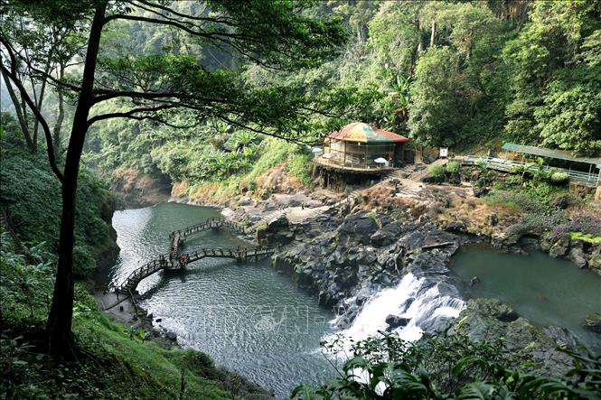 Trong ảnh: Các công trình phục vụ du lịch tại đây đều được xây dựng để gần gũi với thiên nhiên. Ảnh: Huy Hùng - TTXVN
