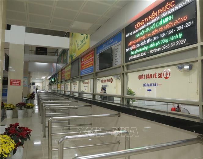 Trong ảnh: Khu vực bán vé của bến xe Giáp Bát không một hành khách. Ảnh: Hoàng Hiếu - TTXVN
