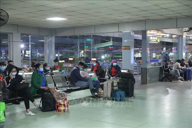 Trong ảnh: Lúc 17h40’ ngày 9/2/2021, tình trạng vắng khách tại sảnh chờ so với ngày thường cũng diễn ra tại bến xe Nước Ngầm. Ảnh: Hoàng Hiếu - TTXVN