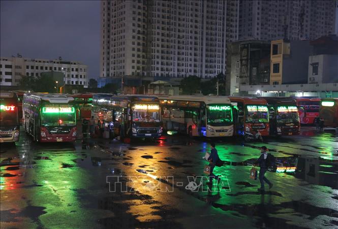 Trong ảnh: Lúc 17h45’ ngày 9/2/2021, tình trạng vắng khách cũng diễn ra tại bến xe Nước Ngầm. Ảnh: Hoàng Hiếu - TTXVN