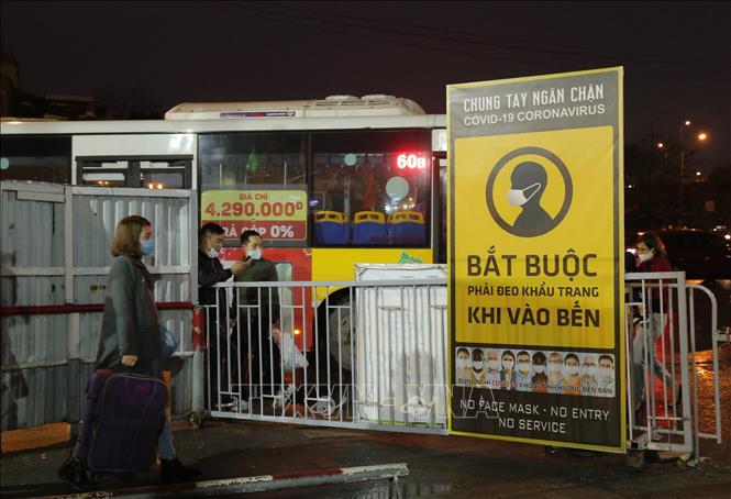 Trong ảnh: Hành khách bắt buộc đeo khẩu trang khi vào trong bến xe Nước Ngầm. Ảnh: Hoàng Hiếu - TTXVN