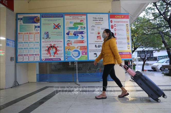 Trong ảnh: Bến xe Giáp Bát tích cực truyền thông, tuyên truyền phòng, chống COVID-19 cho hành khách ra vào bến. Ảnh: Hoàng Hiếu - TTXVN