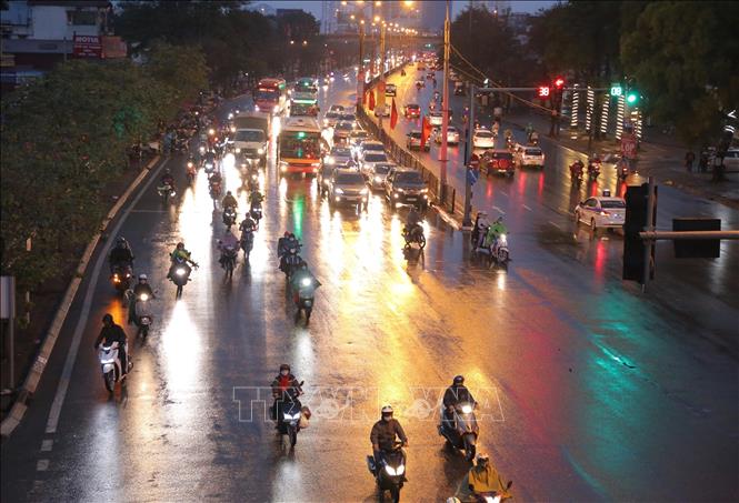 Trong ảnh: Ngoài các bến xe, tại cửa ngõ phía nam Hà Nội (đoạn qua Bến xe Nước Ngầm), lúc 18h cũng vắng người tham gia giao thông so với ngày thường. Ảnh: Hoàng Hiếu - TTXVN