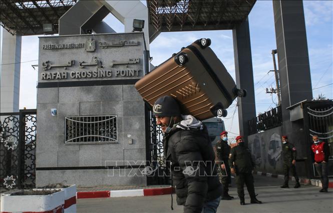 Trong ảnh: Người dân Palestine đi qua cửa khẩu Rafah ở khu vực biên giới phía Nam Dải Gaza, giáp Ai Cập ngày 9/2/2021. Ảnh: AFP/TTXVN