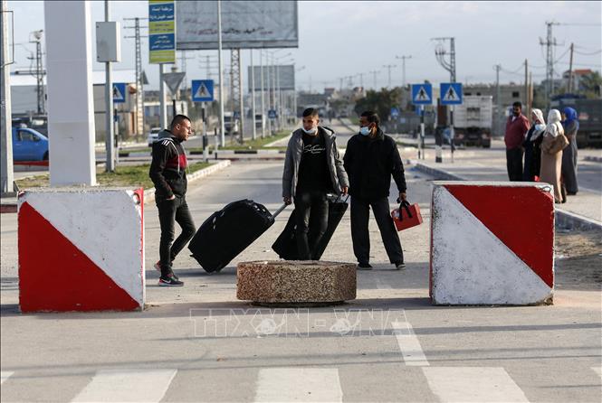 Trong ảnh: Người dân Palestine đi qua cửa khẩu Rafah ở khu vực biên giới phía Nam Dải Gaza, giáp Ai Cập ngày 9/2/2021. Ảnh: AFP/TTXVN