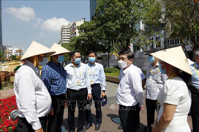 Trong ảnh: Chủ tịch UBND Tp. Hồ Chí Minh Nguyễn Thành Phong trao đổi với Ban tổ chức Đường hoa Nguyễn Huệ năm 2021. Ảnh: Thanh Vũ – TTXVN