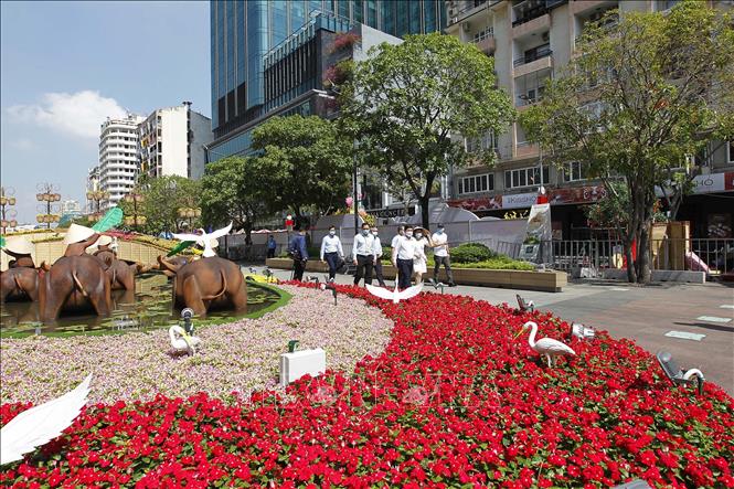 Trong ảnh: Chủ tịch UBND Tp. Hồ Chí Minh Nguyễn Thành Phong khảo sát Đường hoa Nguyễn Huệ năm 2021. Ảnh: Thanh Vũ – TTXVN