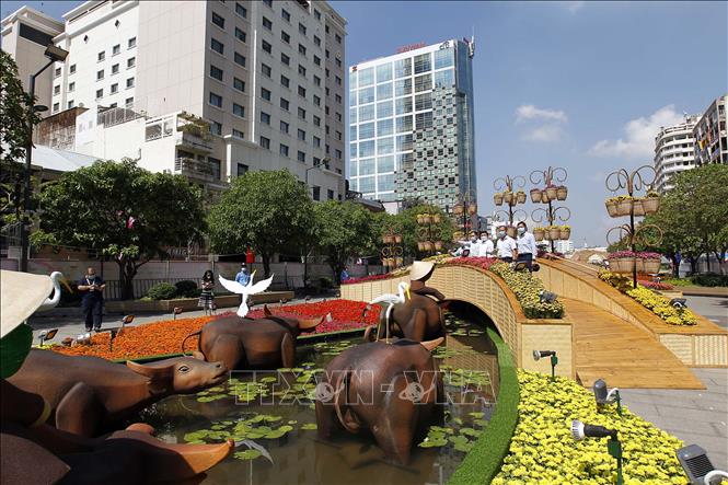 Trong ảnh: Chủ tịch UBND Tp. Hồ Chí Minh Nguyễn Thành Phong khảo sát Đường hoa Nguyễn Huệ năm 2021. Ảnh: Thanh Vũ – TTXVN